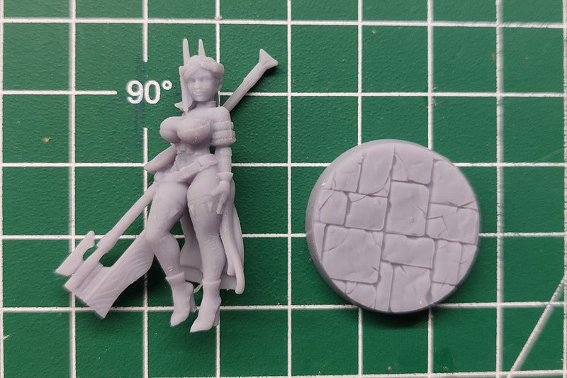 Heavy Glaive Warrior Sexy Female - DnD Miniature | Collectible and Rolepaying Sexy Pin-Up - 32mm - 28mm Scale