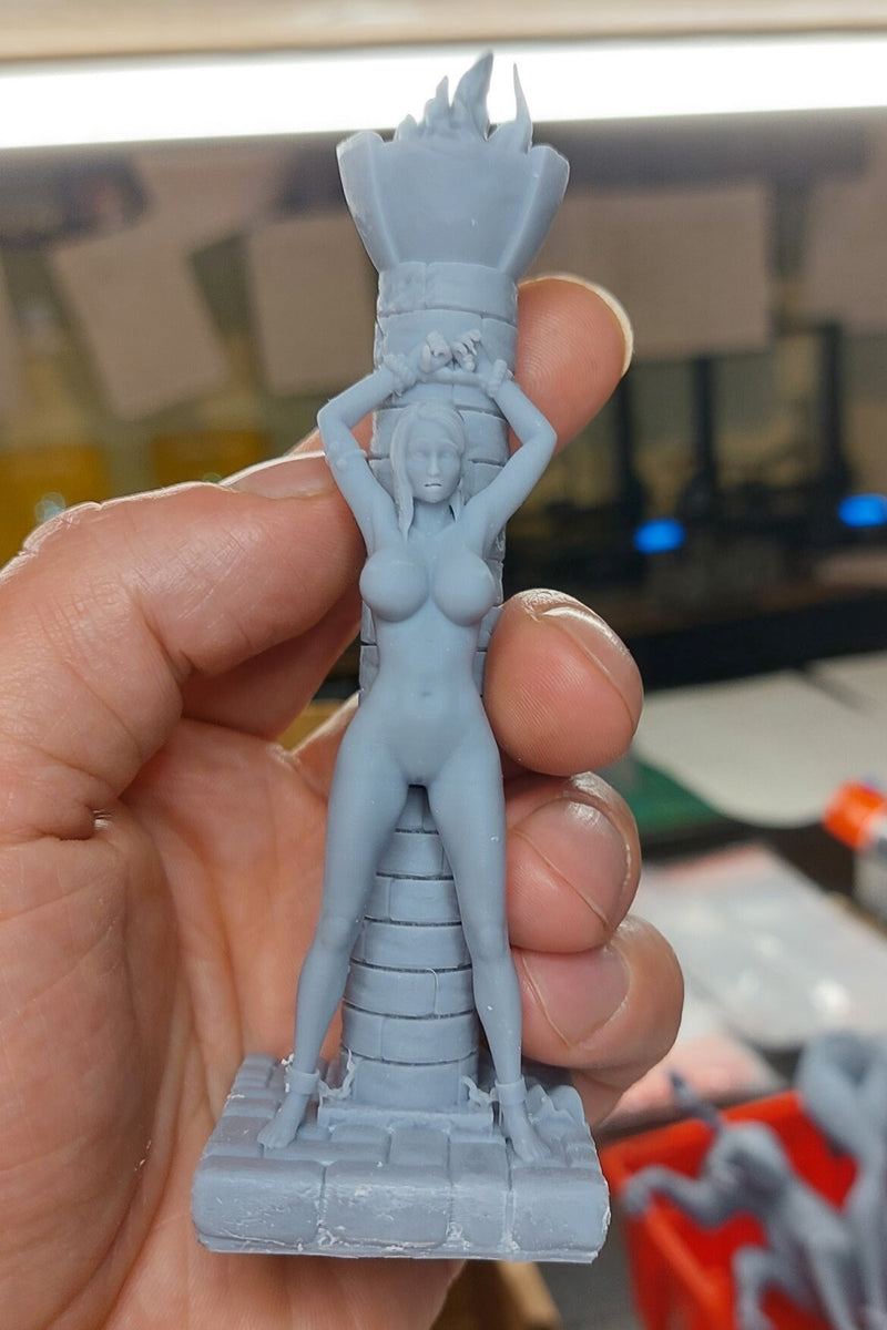 Sexy Warrior Queen Chained Slave Outfit - DnD Miniature | Dungeons and Dragons Mini - Collectibles and Rolepaying - 32mm - 28mm - 75mm