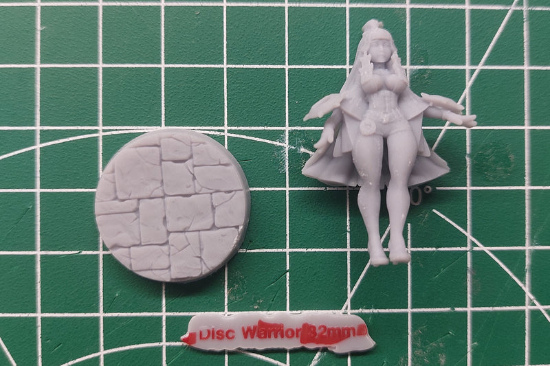 Throw Discs Warrior Sexy Female - DnD Miniature | Collectible and Rolepaying Sexy Pin-Up - 32mm - 28mm Scale